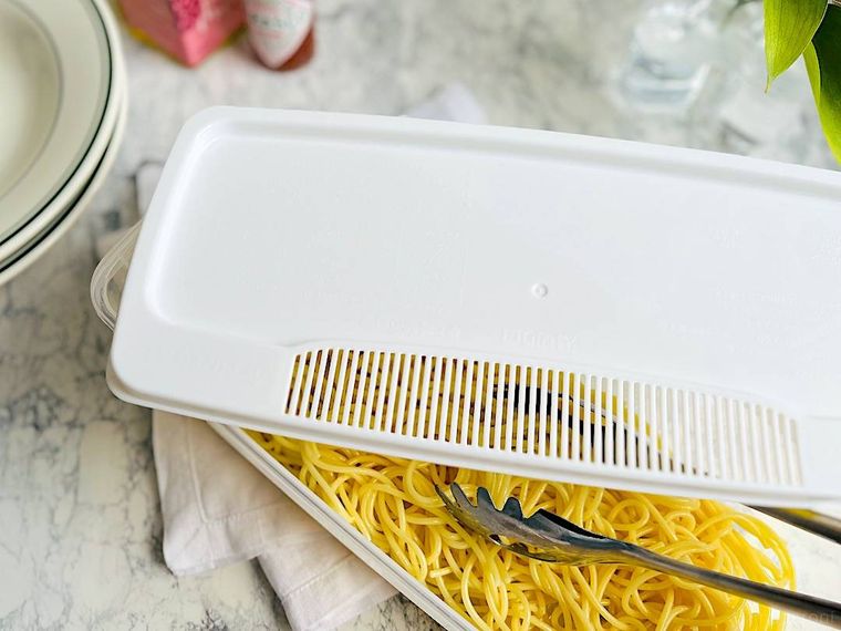 100均のレンチンパスタ調理器で作って湯切りしたパスタ