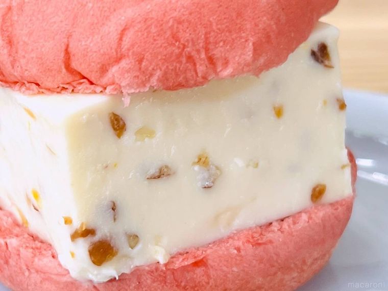 スイーツバーガー レアチーズアーモンドを皿に盛り付けた様子