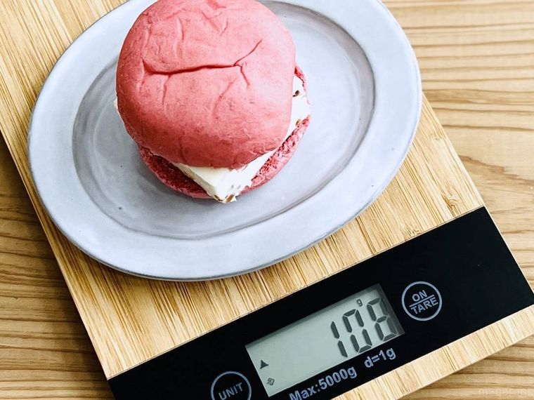 スイーツバーガー レアチーズアーモンドの重さを量っている様子