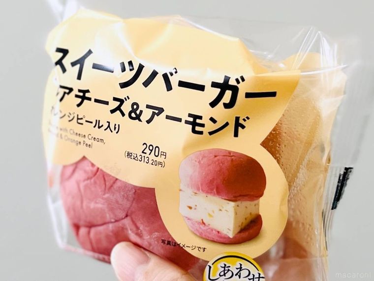 セブンイレブンのスイーツバーガー レアチーズアーモンドを手で持っている様子