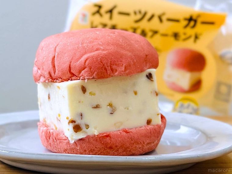 スイーツバーガー レアチーズアーモンドを皿に盛り付けた様子