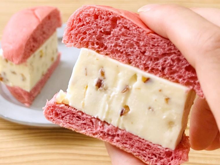 スイーツバーガー レアチーズアーモンドを手で持っている様子