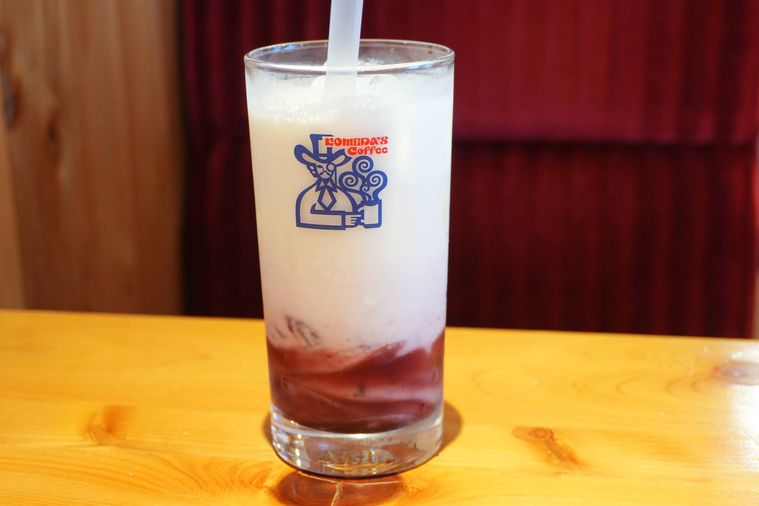 ストローがささっているアサイーラッシー