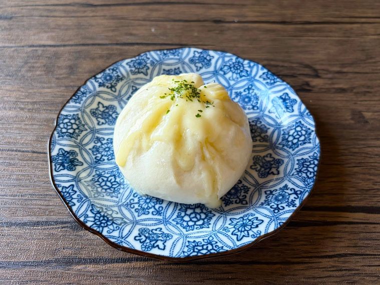 青色の皿に盛られたチーズ肉まん