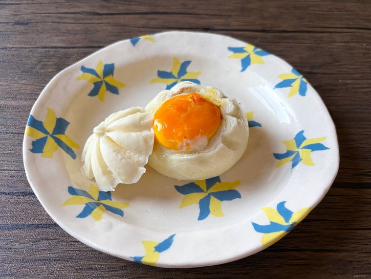 丸皿に盛られた月見肉まん