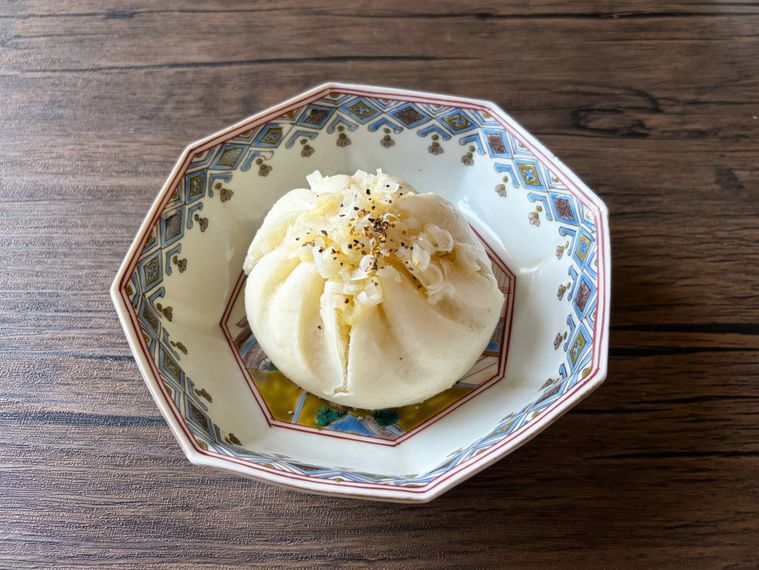 8角形の皿に盛られたねぎ塩だれ肉まん