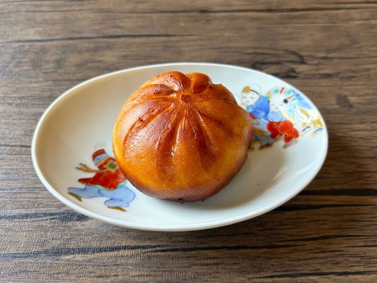 楕円の皿に盛られた揚げた肉まん
