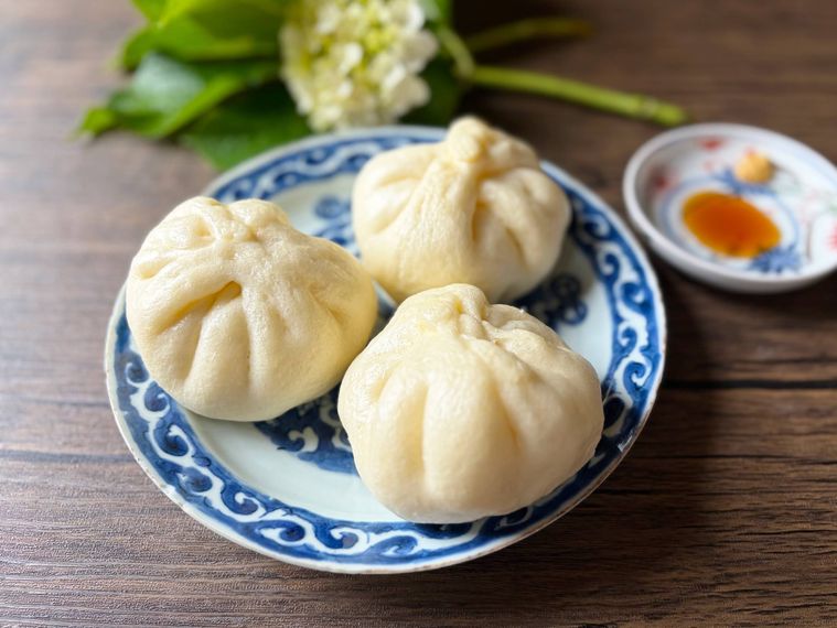 和皿に盛られたフライパンで作る基本の肉まん