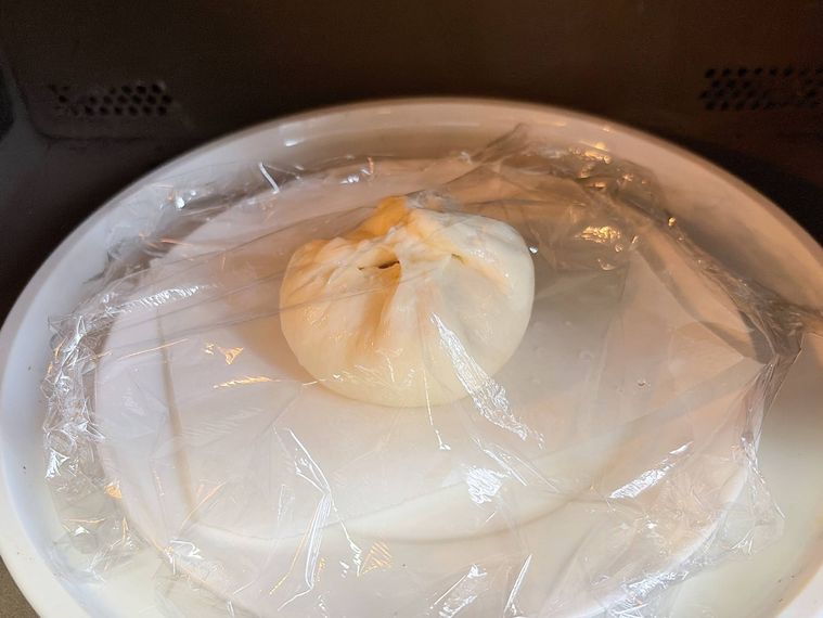 肉まんをレンジ加熱する様子