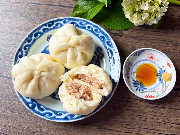 肉まんを半分に割ったもの