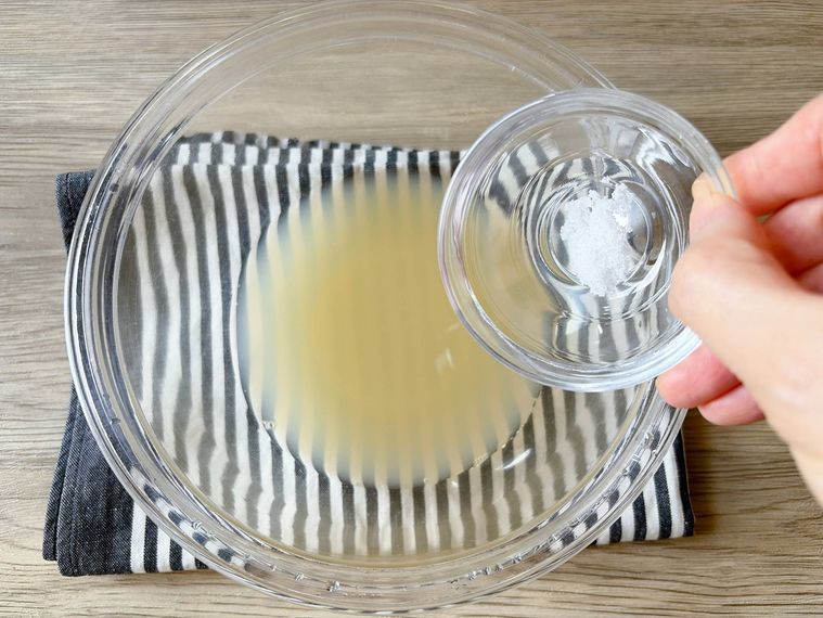 ボウルに塩を入れる様子