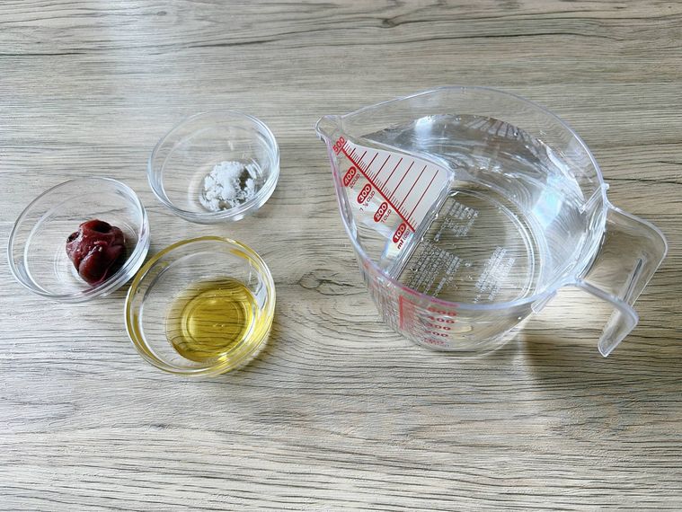 梅干し入り塩分補給ドリンクの材料