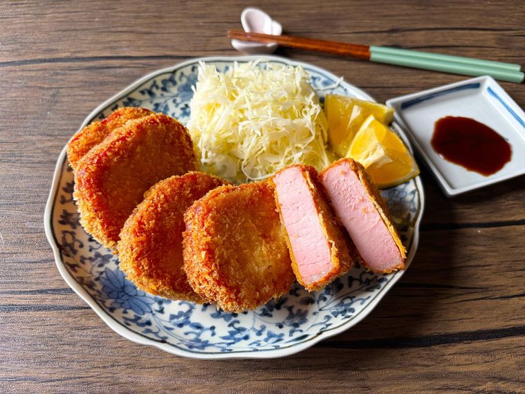 和皿に盛られた分厚いハムカツ
