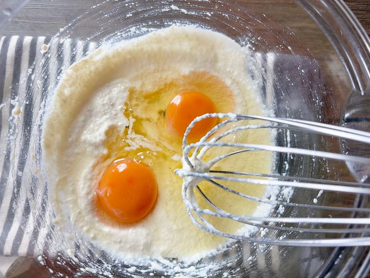 ボウルに卵を入れる様子