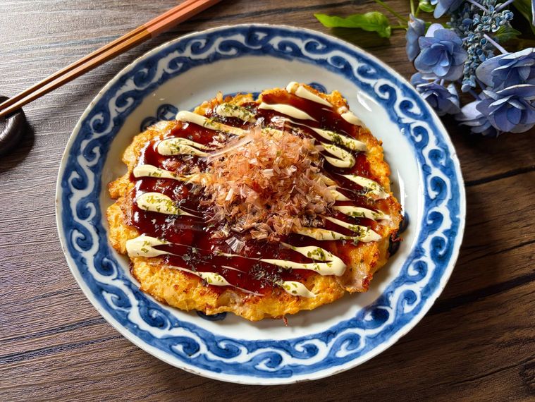 青色の皿に盛られた粉なしお好み焼き