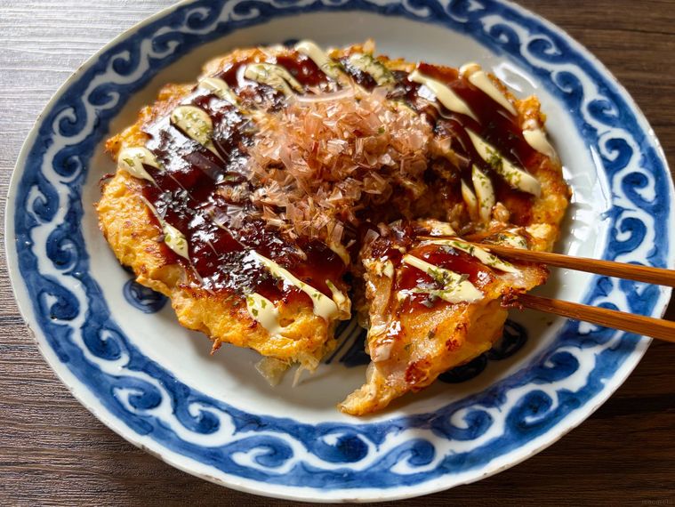 粉なしのお好み焼きを箸あげする様子