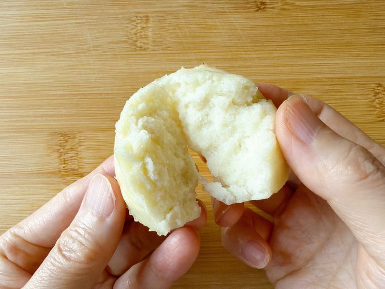 米粉蒸しパンを手で割った様子