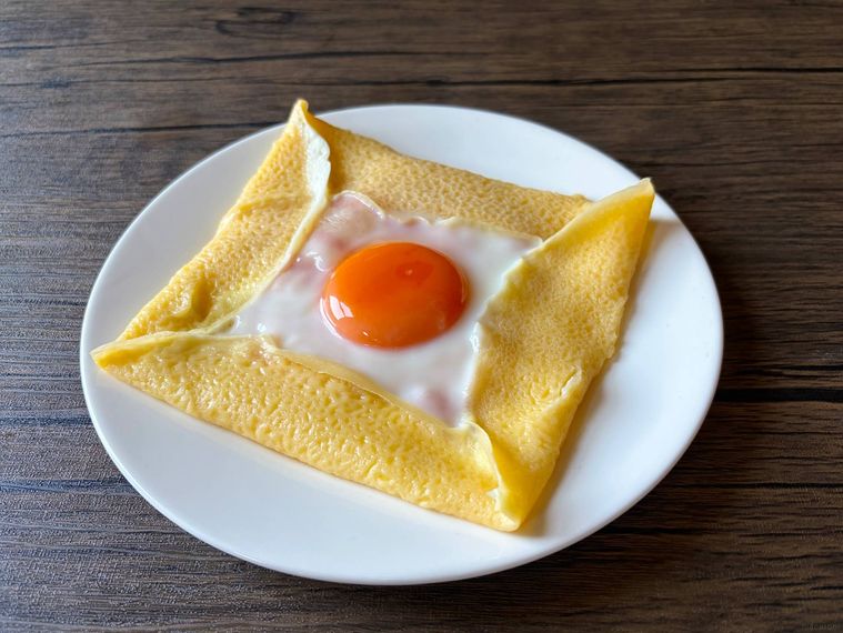 白色に盛られた米粉のガレット
