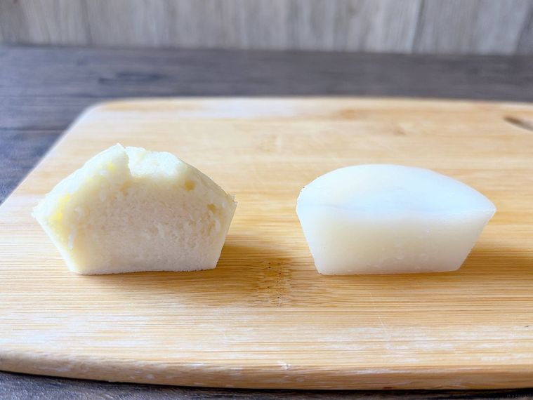 米粉の蒸しパンの断面を比較したもの