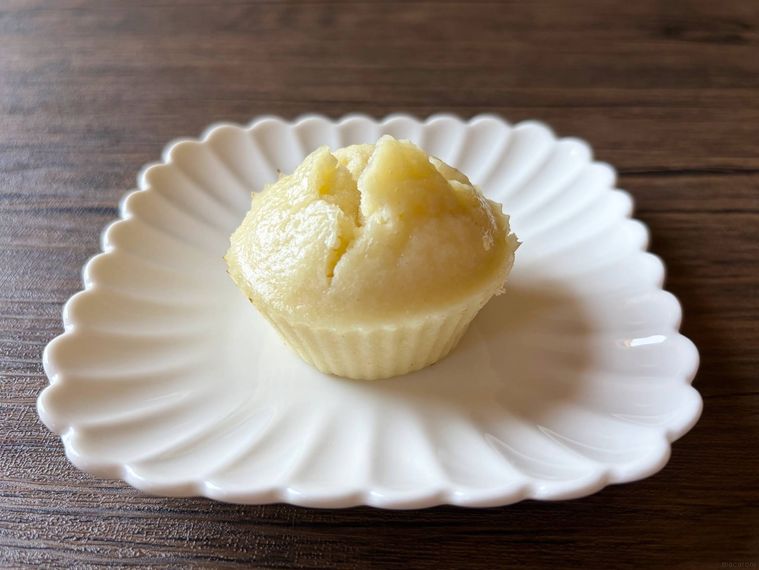 白色の皿に盛られた米粉の蒸しパン