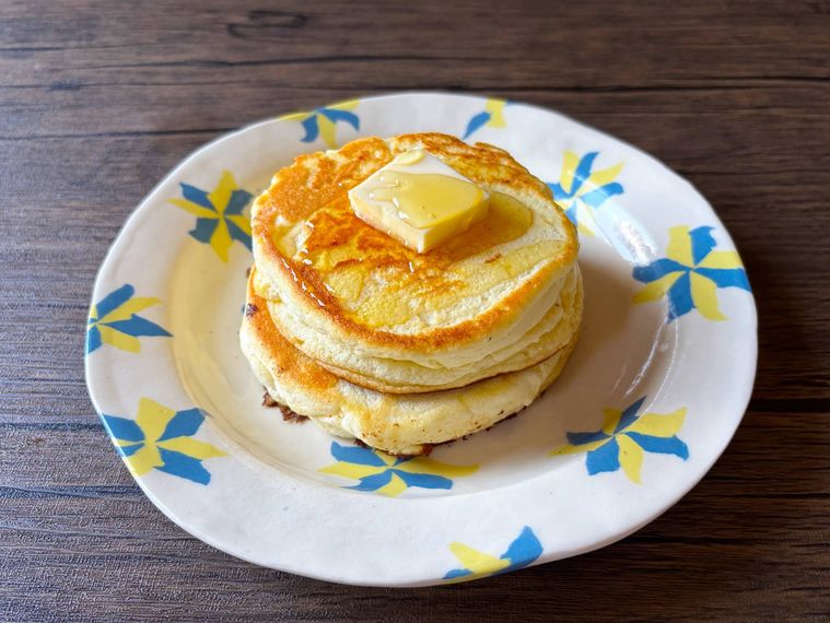 柄の入った皿に盛られた米粉のパンケーキ