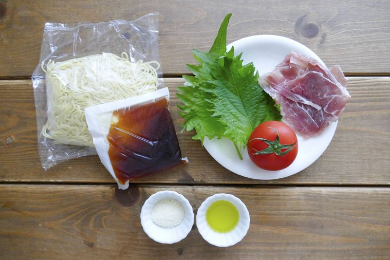 生ハム冷やし中華の材料が並ぶ木製テーブル
