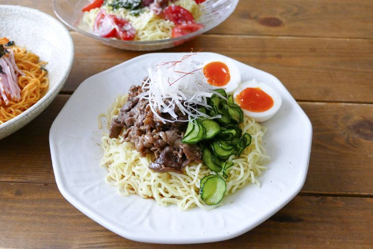 変わり種冷やし中華が3皿並ぶ様子
