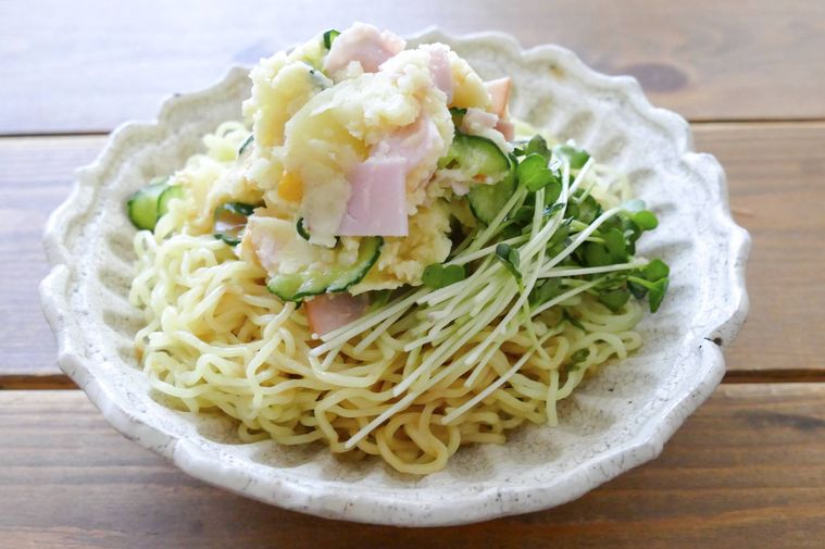 ポテトサラダ冷やし中華を盛り付けた皿
