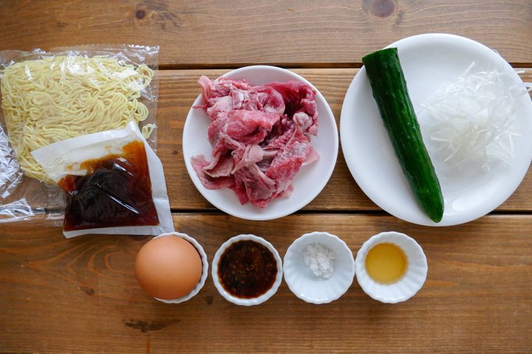 焼肉冷やし中華の材料が並ぶ木製テーブル