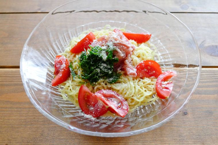 トマトと大葉をのせた生ハム冷やし中華