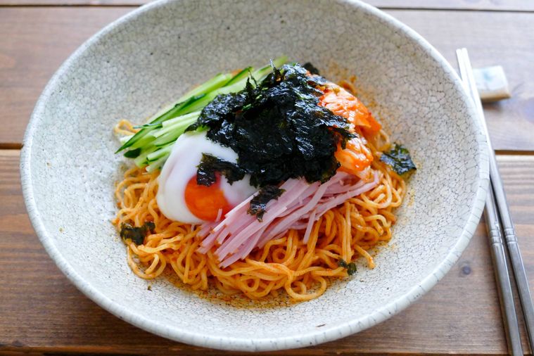 ビビン麺風冷やし中華を盛り付けた皿