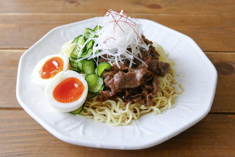 焼肉冷やし中華を盛り付けた皿