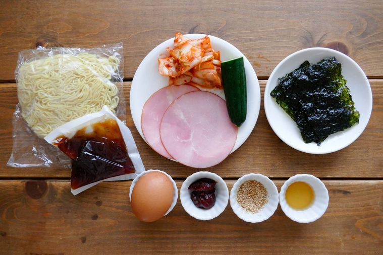 ビビン麺風冷やし中華の材料が並ぶ木製テーブル