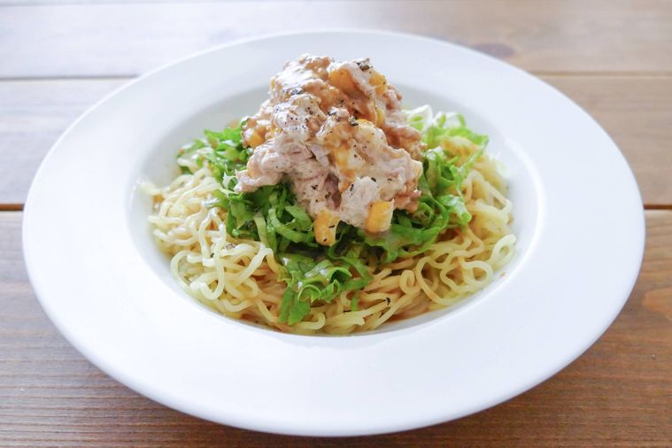 ツナマヨ冷やし中華を盛り付けた皿