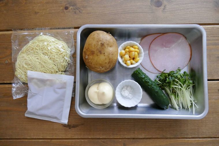 ポテトサラダ冷やし中華の材料を並べた木製テーブル