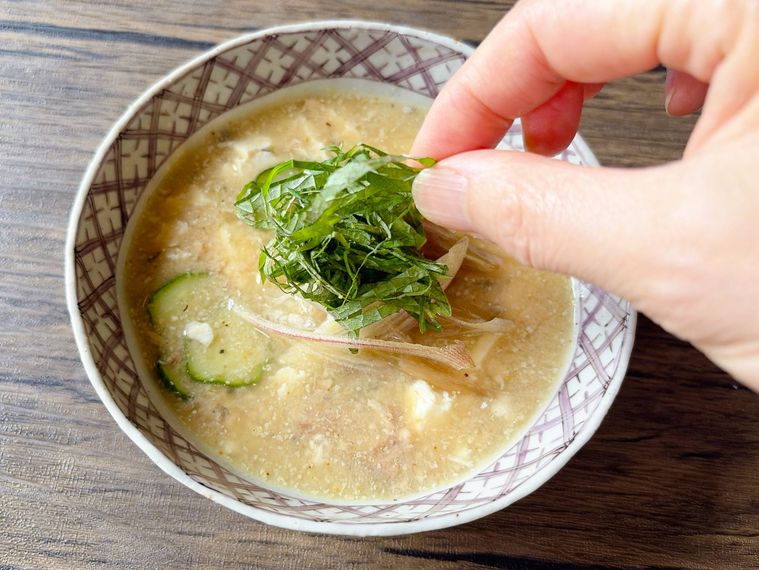 冷や汁に大葉をのせる様子