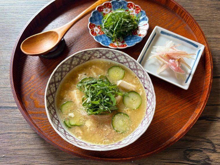 器に盛られた冷や汁、薬味
