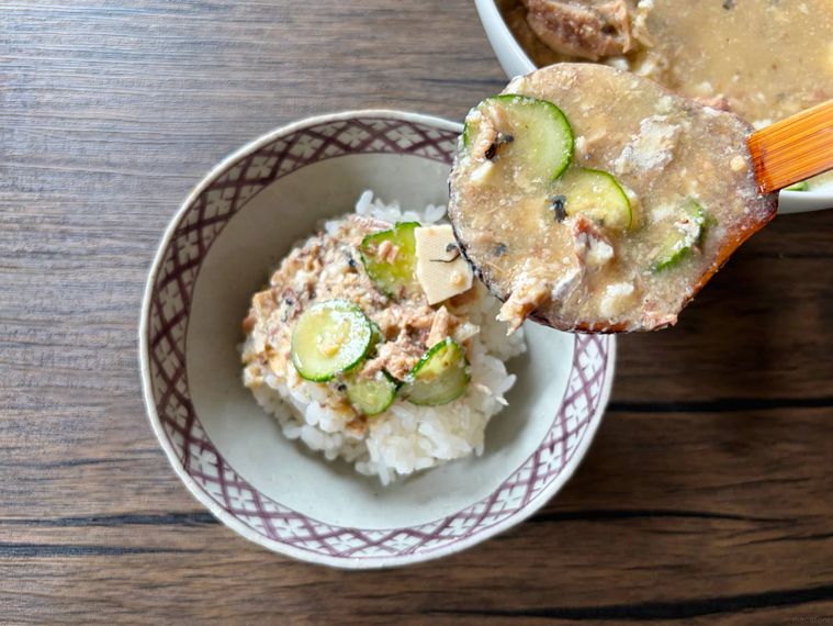 ごはんに冷や汁をかける様子