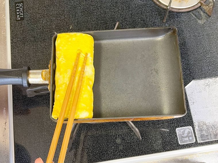 卵を菜箸で軽く押さえる様子