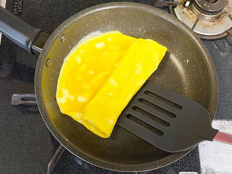 フライ返しで卵を巻く様子