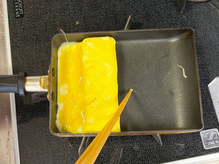 卵を奥から手前へ巻く様子