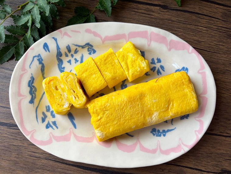 楕円の皿に盛られた卵焼き