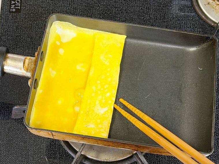 卵を奥から手前に巻く様子