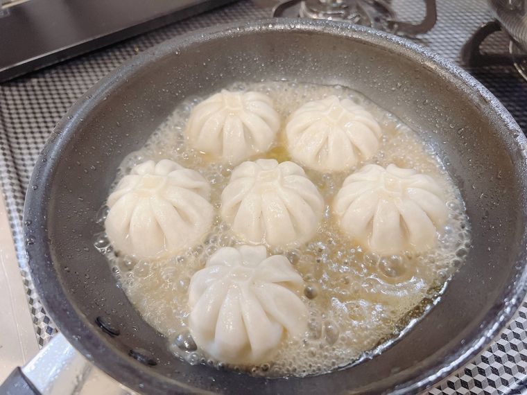 コストコの冷凍生 小籠包をフライパンで焼いているところ