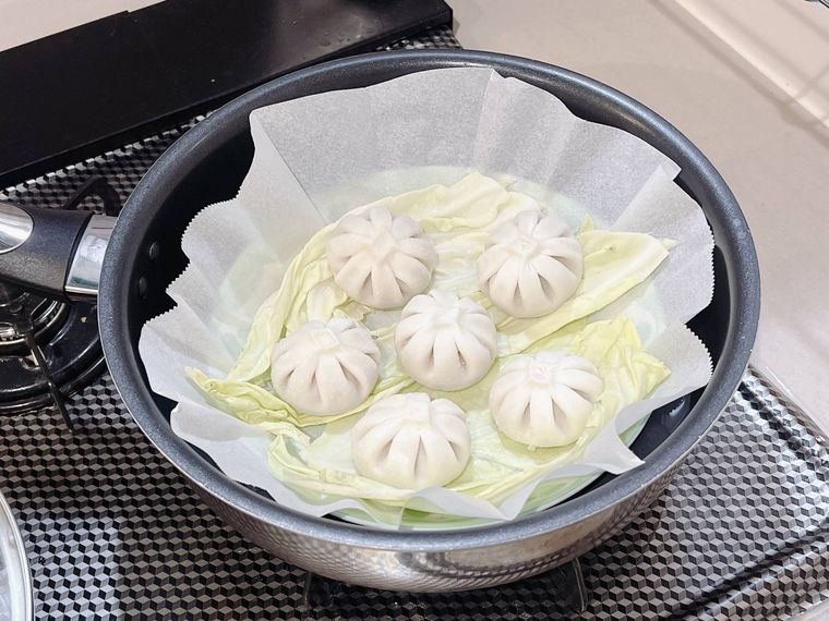 コストコの冷凍生 小籠包をフライパンで蒸しているところ