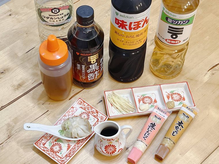コストコの冷凍生 小籠包に合う調味料が並んでいる様子