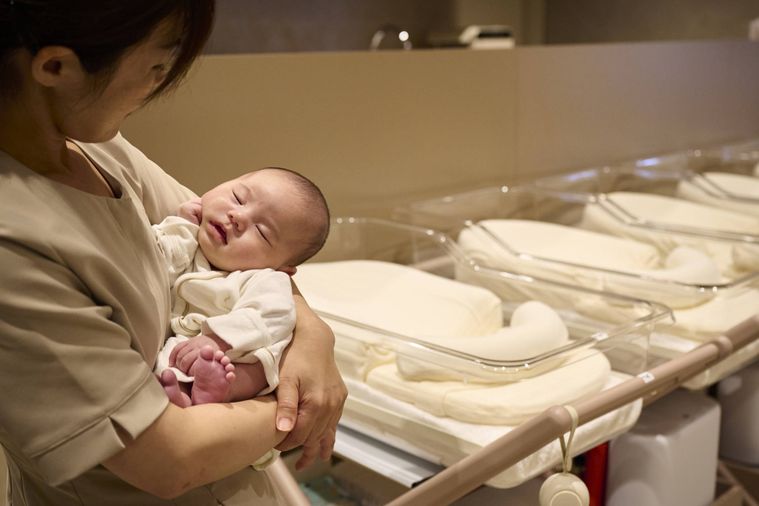 赤ちゃんを抱く女性