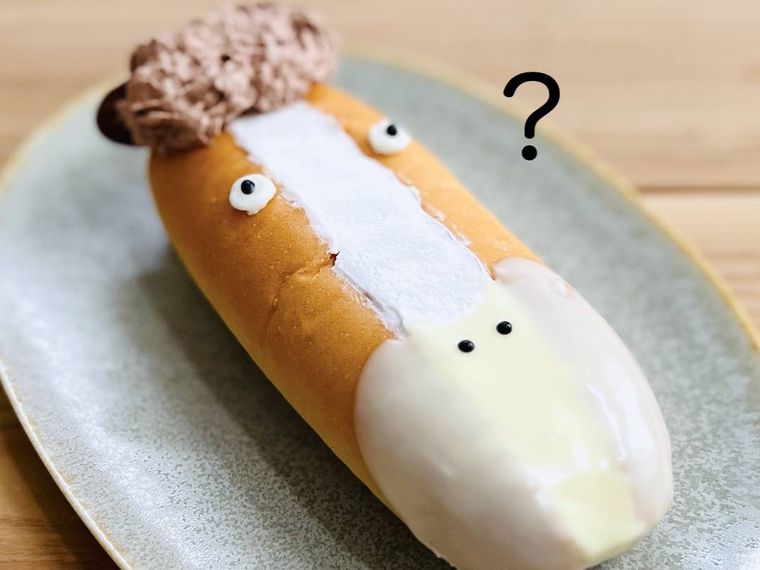 ホットドッグパンを馬の顔風にアレンジした様子