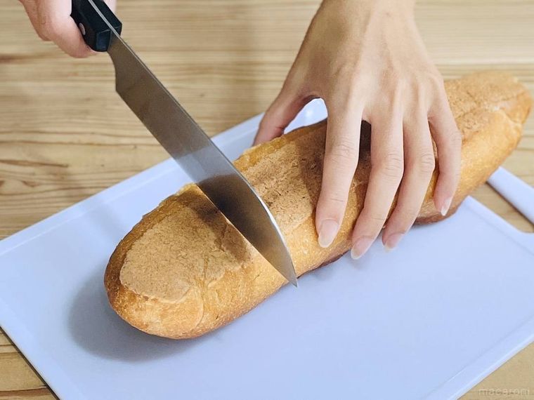 フランスパンを切っている様子