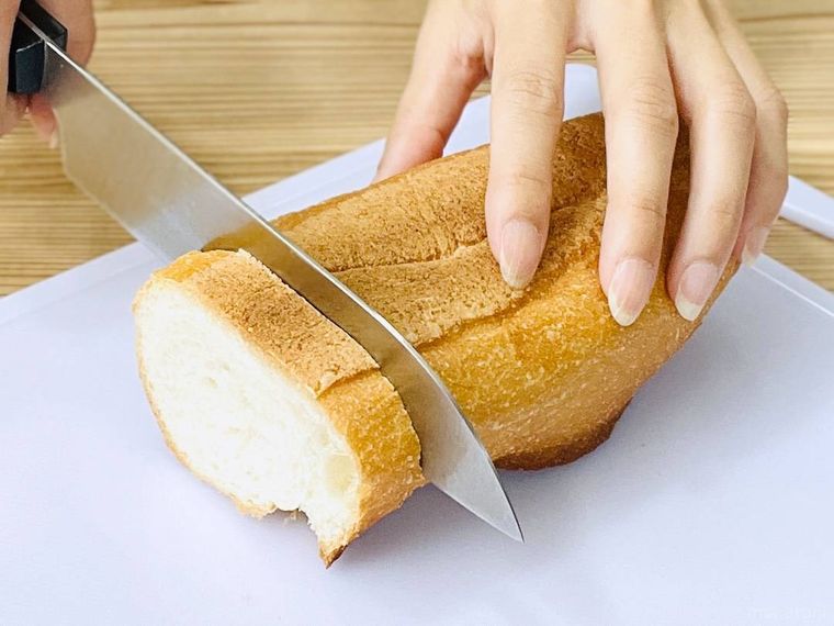 フランスパンを切っている様子